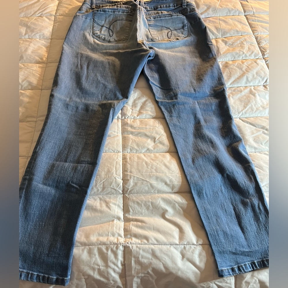 Like new light blue denim jeans. Skinny jeans Women’s size 14 - Picture 3 of 9